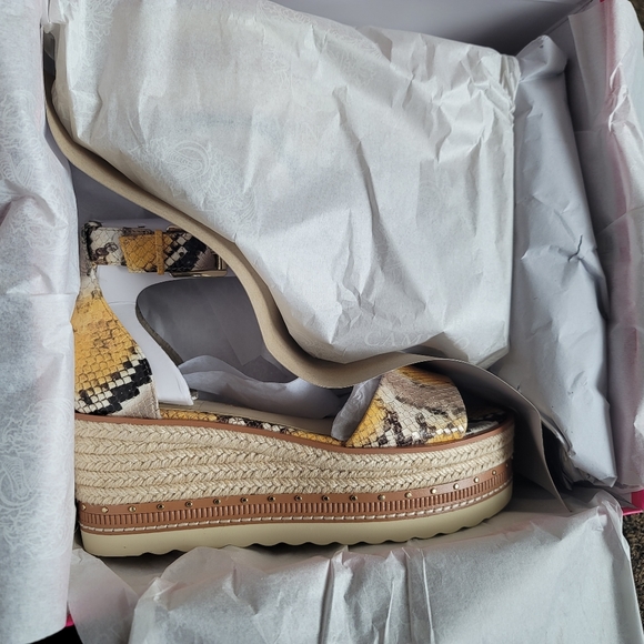 SOLD - VINCE CAMUTO Leather Wedge Summer Sandal Ladies 7.5 - Picture 8 of 16